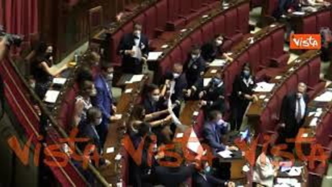 “Vergogna! Vergogna!”. Cori e cartelli contro riforma della giustizia dei deputati L'Alternativa c'è