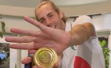 Tamberi non la molla più! Cosa fa con la medaglia d'oro di Tokyo