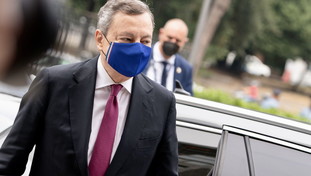 Sul green pass agli insegnanti Draghi sceglie di rinviare tutto. Battaglia sui trasporti