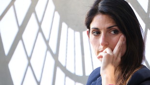 La Raggi paralizza il centro di Roma con i lavori elettorali: la denuncia dei commercianti