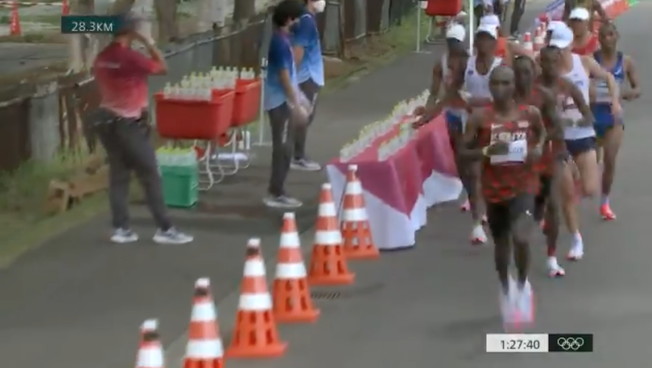 L'incredibile gesto antisportivo del maratoneta francese: figuraccia planetaria