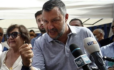 Pensi a fermare gli scafisti, Salvini striglia la Lamorgese