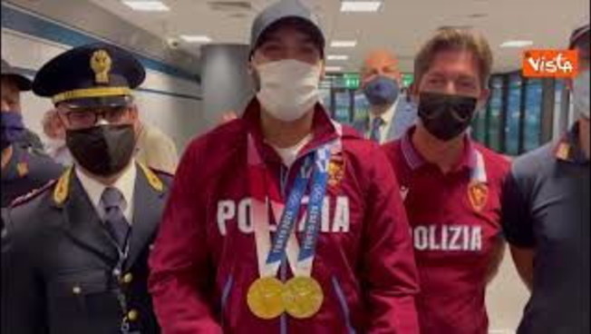 Jacobs accolto a Fiumicino dai colleghi della Polizia dopo Tokyo 2020: 