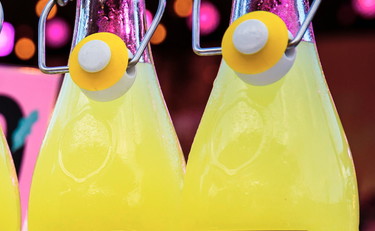 Limoncello no-Covid, l'ultima invenzione contro la pandemia