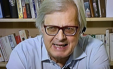 Strumento ridicolo se usato all'aperto, Sgarbi affossa il green pass