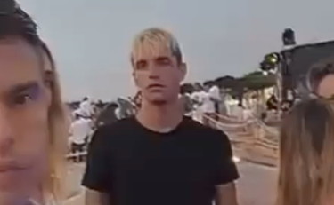 Achille Lauro, come se la spassa in spiaggia con Chiara Ferragni e Fedez