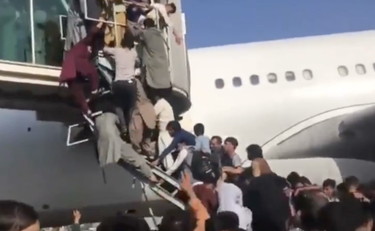 Aeroporto di Kabul preso d'assalto dai civili in fuga. I soldati Usa sparano in aria