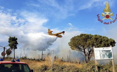Incendio al lago di Martignano, evacuate oltre 300 persone