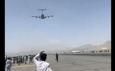 Si aggrappano alle ruote dell'aereo e cadono nel vuoto, il dramma a Kabul