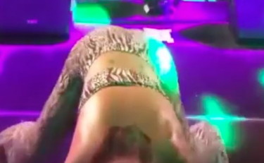 Elettra Lamborghini sbuca sul palco così: da restarci secchi