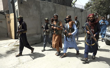 Proteste in Afghanistan, i talebani sparano sulla folla e fanno la prima strage