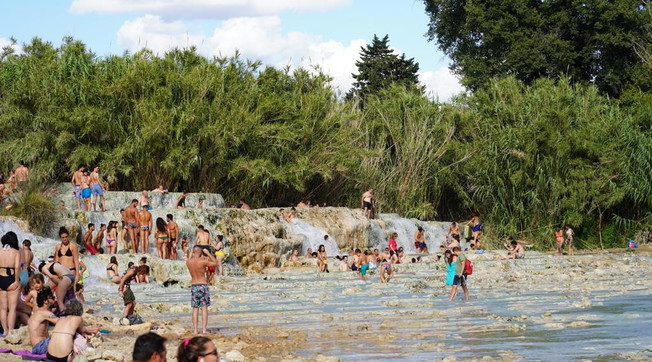 Lamorgese fregata dai partecipanti al rave. I reduci si spostano, ora trema la Toscana