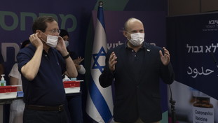 Dopo 5 mesi non siete protetti, correte a fare la terza dose: il premier di Israele lancia l'allarme