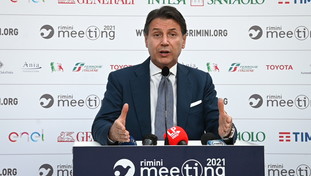 Conte in imbarazzo sul reddito di cittadinanza: Va migliorato per contrastare gli abusi