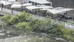 A Roma movida con la mascherina, ma per proteggersi dalla puzza del Tevere