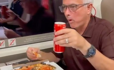 Mourinho con pizza e coca cola in treno: così si gode la vittoria della Roma