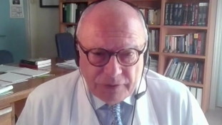 Terza dose a tutti, i dubbi dell'infettivologo Galli: Ma è efficace?