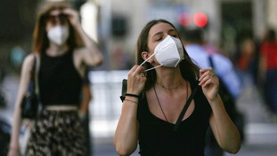 Mascherina obbligatoria all'aperto: il partito che vuole stringere la morsa sugli italiani