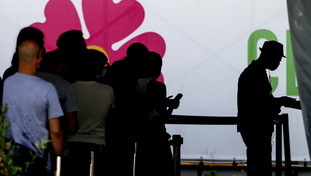 La farsa del no alla terza dose: via alle iniezioni per anziani e fragili