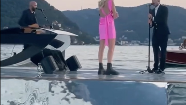 La sorpresa della serenata alla Ferragni: Fedez si supera con il regalo per l'anniversario