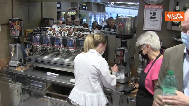 La Meloni e la passione per il caffè: la trasformazione da leader della politica a barista