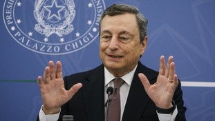 Draghi passa dalle parole ai fatti: subito esteso l'obbligo di green pass. Ecco chi riguarda