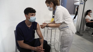 Il virologo Crisanti striglia Draghi: vaccino non del tutto efficace, ingiusto renderlo obbligatorio