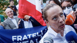 Meloni distrugge il reddito grillino: “Metadone di Stato”. Poi il dolce siparietto con Salvini