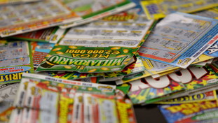 Fine del piano diabolico del tabaccaio di Napoli: voleva scappare alle Canarie. Ma c'è una sorpresa