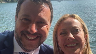 Meloni e Salvini finalmente sposi dopo la pace: Bella coppia. Governeremo insieme