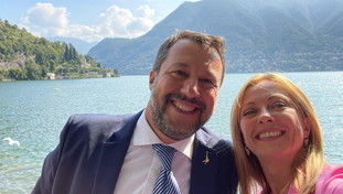 Pace, sorrisi e selfie: la foto che immortala i nuovi promessi sposi Salvini e Meloni