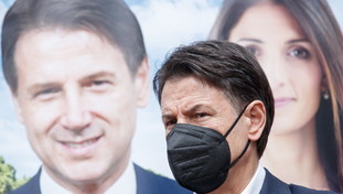 Resa dei conti tra Conte e Meloni sul reddito di cittadinanza: Atto di vigliaccheria e volgarità