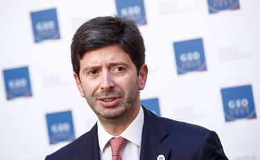 Non abbiamo paura di renderlo obbligatorio, la minaccia di Speranza sul vaccino