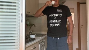 La nuova divisa da lavoro Zingaretti: obiettivo 80% dei vaccinati con un outfit discutibile