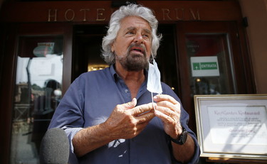 Torna Beppe Grillo. E inneggia al referendum sulla droga libera