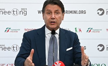 Conte è disperato, così tarocca anche la foto del comizio