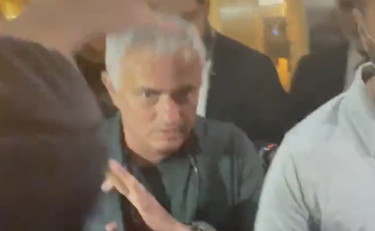 Tifosi in delirio per Mourinho, bagno di folla dopo la cena per le 1000 panchine