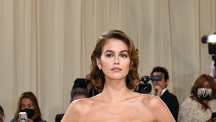 Incidente hot per Kaia Gerber: il vestito lascia ben poco all'immaginazione | Guarda