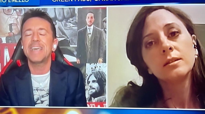 Se non ce l'ha non posso discutere, Scanzi hooligan del vaccino