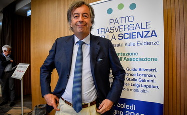 NaturaSì: tamponi gratis ai lavoratori no vax. Burioni furibondo lancia il boicottaggio