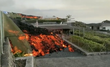 Fuga da La Palma. La lava divora le case, più di 6mila evacuati VIDEO