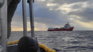 Ocean Viking scarica ad Augusta più di cento migranti. Sbarchi a raffica