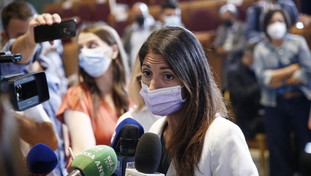 Cade sulla data. Lo svarione sul sito del Comune e Calenda sfotte la Raggi: Non sa quando si vota a Roma