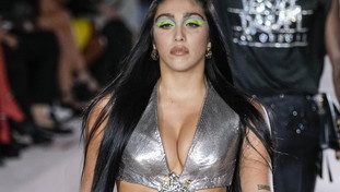 La figlia di Madonna sfila per Versace: il look bomba di Lourdes Maria