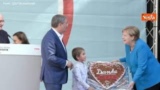 Ultimo comizio Merkel, per lei in regalo un cuore gigante di pan di zenzero