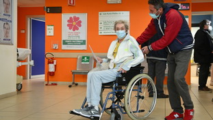 Per gli over 80 non vaccinati il rischio decesso schizza alle stelle. Il caso dei giovani