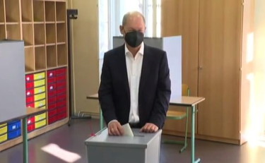 Elezioni tedesche, il candidato Spd Scholz ha votato a Potsdam