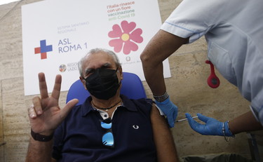 Over 80, medici e pazienti delle Rsa, a chi va la terza dose