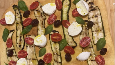 A cena o per l'aperitivo: la focaccia croccante fatta in casa che stuzzica il palato