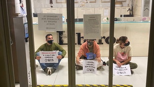 Assalto dei gretini all'informazione: blitz nella redazione di Libero Quotidiano